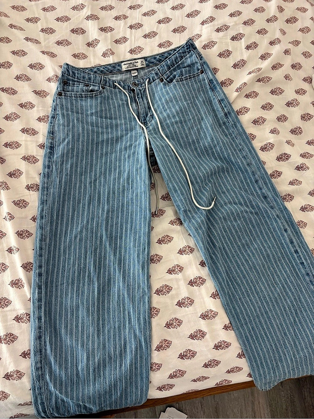 Abercrombie & Fitch Curve Love Ultra High Rise 90s Straight Jeans Striped Blue